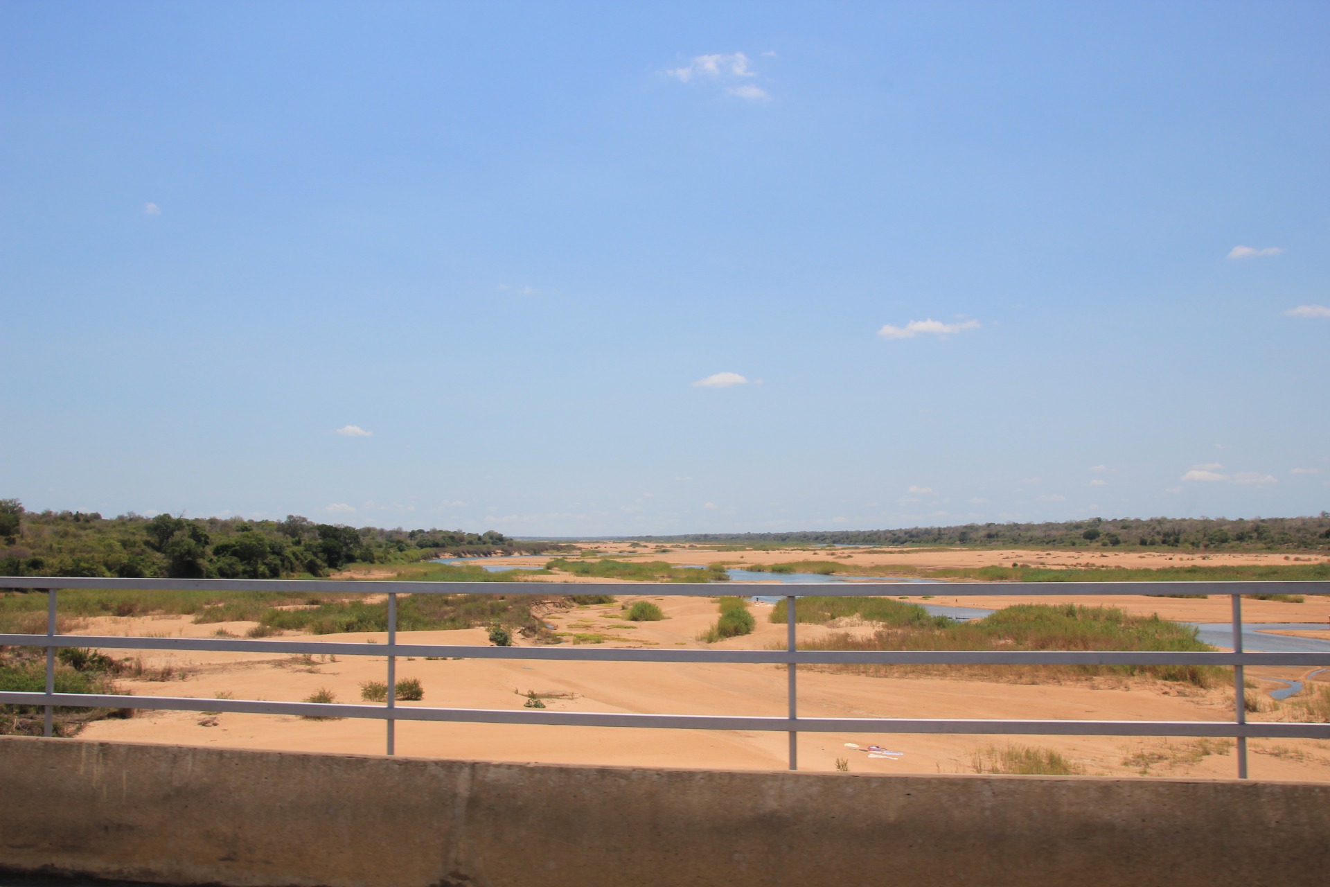 Paisagens ao longo da estrada de Vilanculos à Beira