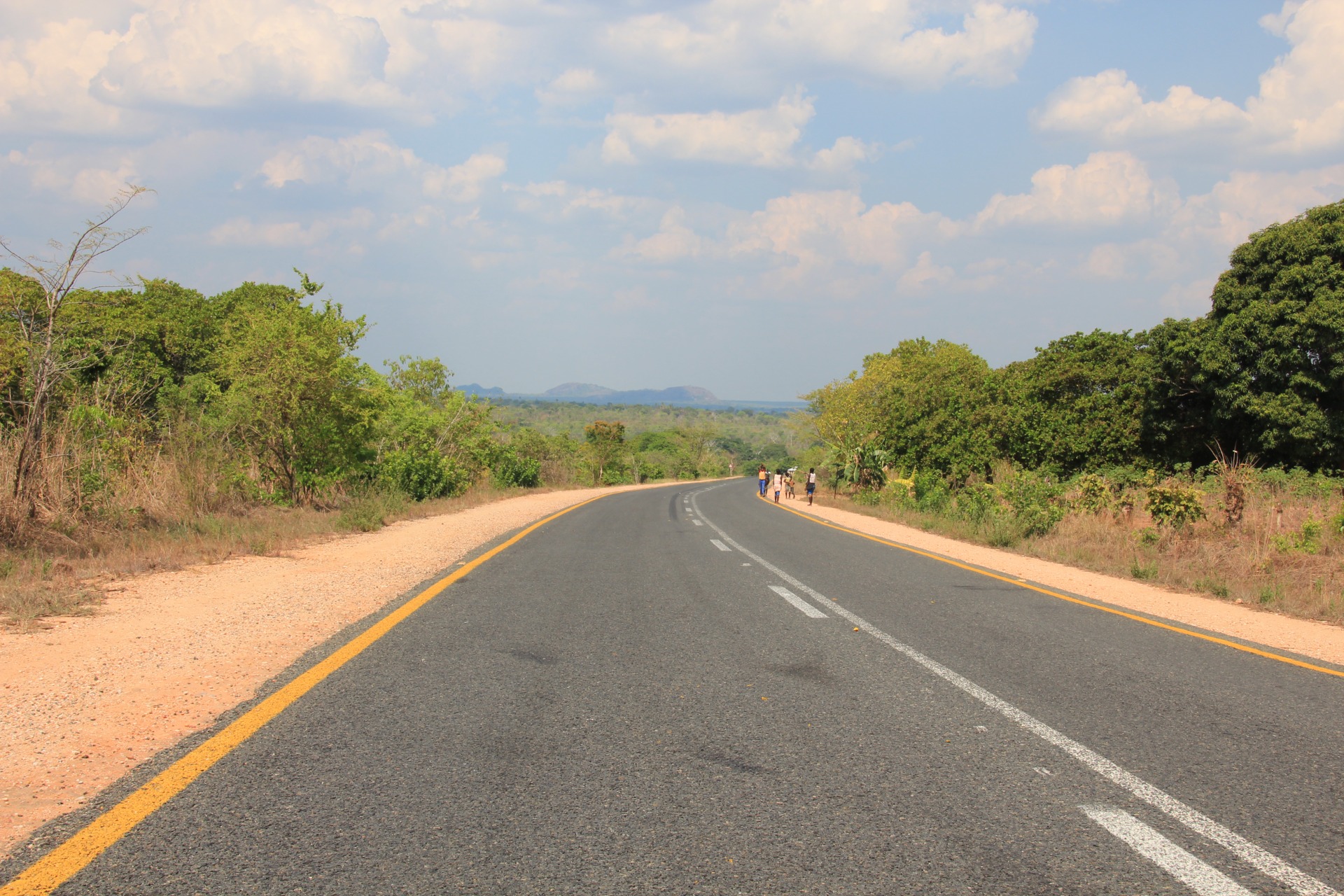 Paisagens ao longo da estrada da Beira a Nampula