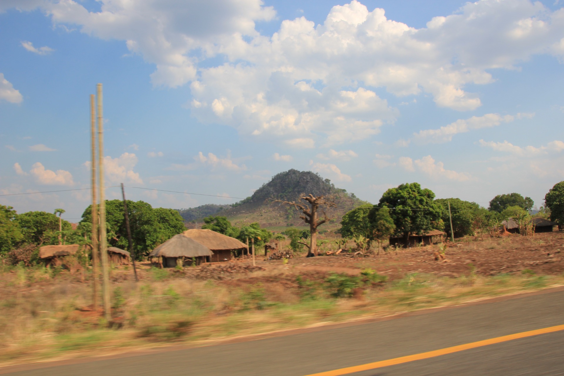 Paisagens ao longo da estrada da Beira a Nampula