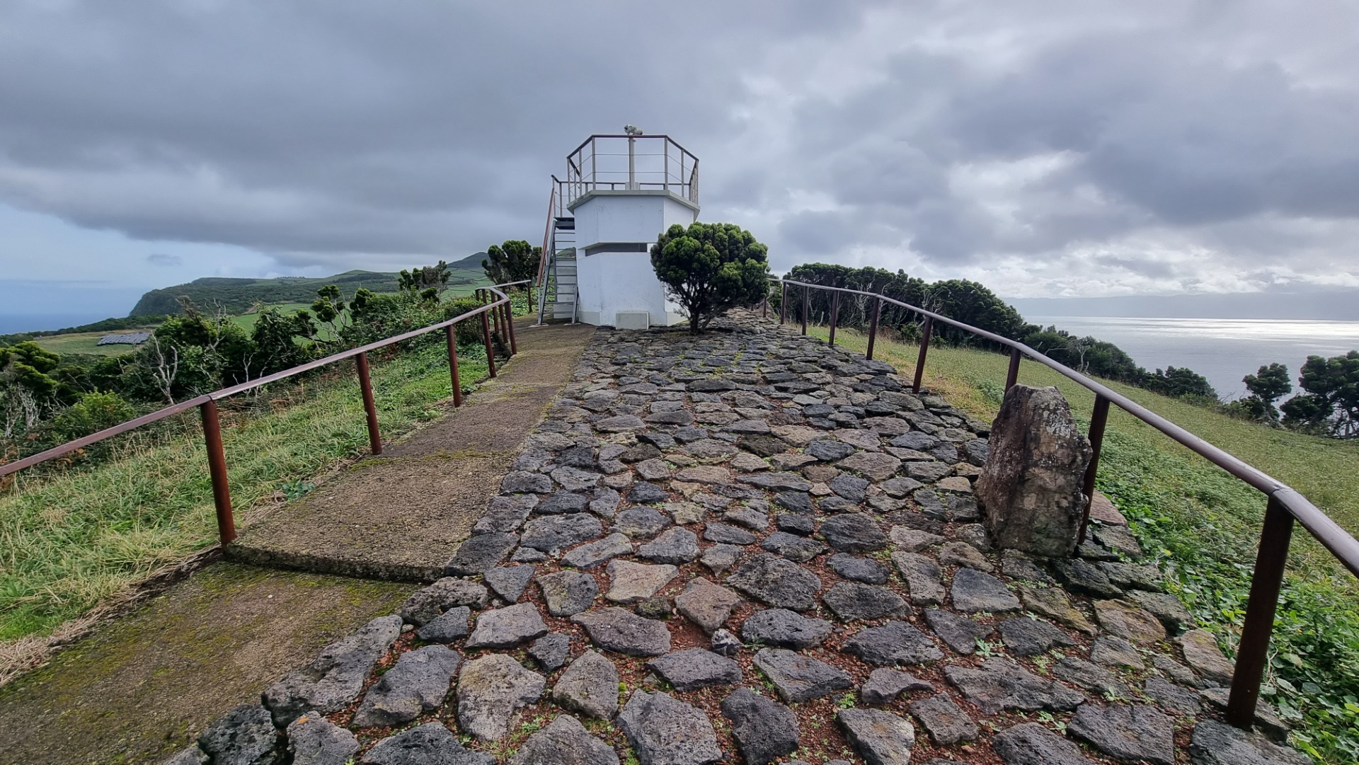 Farol da Ponta dos Rosais (Ilha de São Jorge)