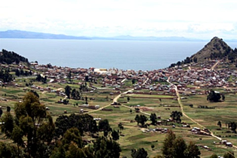 Vistas de CopaCabana nas margens do lago Titicaca