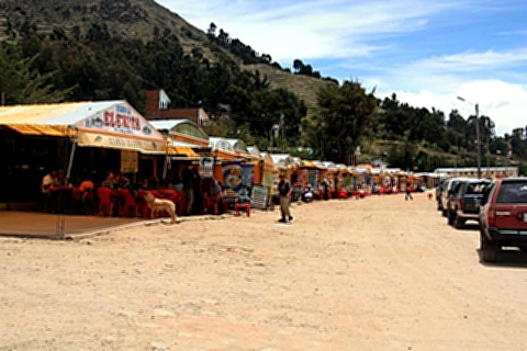 Praia de CopaCabana nas margens do lago Titicaca