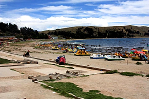 Praia de CopaCabana nas margens do lago Titicaca
