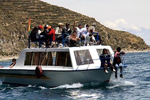 Barco de passageiros no Lago Titicaca