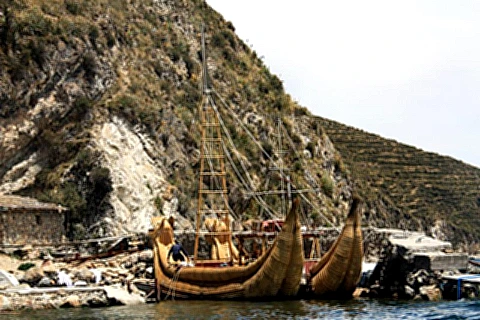 Barco tipico do Lago Titicaca