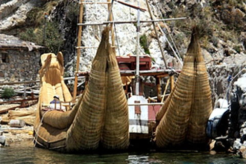 Barco tipico do Lago Titicaca
