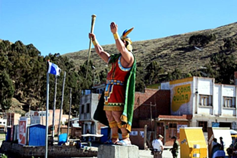 Estatua Inca em Tiquina