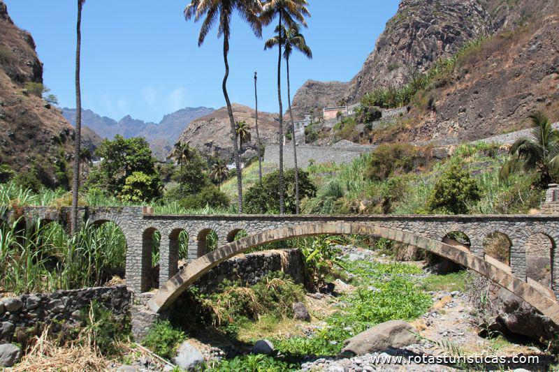 Aqueduto para transporte de água, ilha de Santo Antão, Cabo Verde