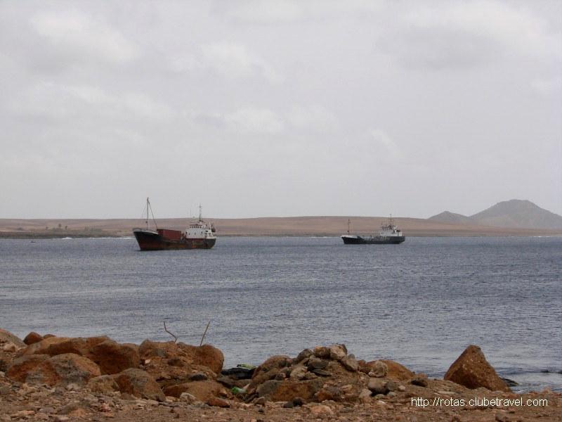 Barcos na Baía da Palmeira (Ilha do Sal)