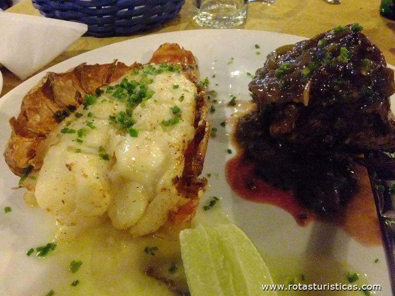 Delicioso, lagosta grelhada com filet migon