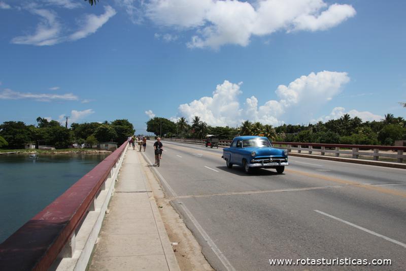 Ponte sobre o rio Camarioca