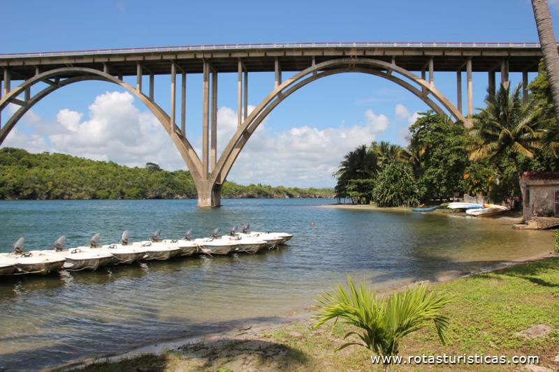 Ponte sobre o Rio Canimar