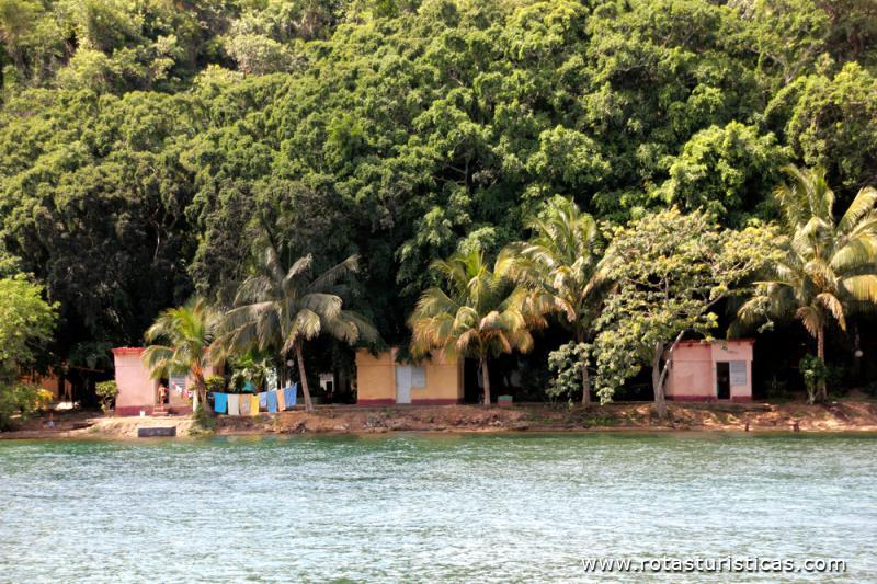 Aldeias ao longo das margens do Rio Canimar