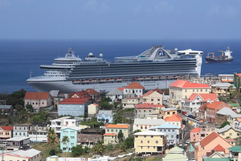 Navio de cruzeiro em St Georges - Grenada