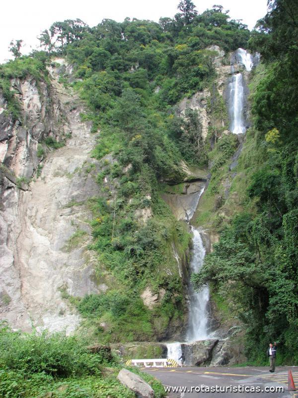 Vista de zona de derrocada e cascata, na estrada entre Panajachel e Sololá