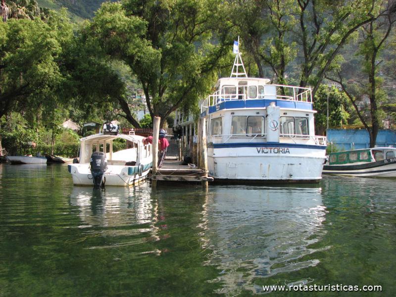 Saída do cais de Santa Catarina Palopó, no lago Atitlán, para passeio no lago