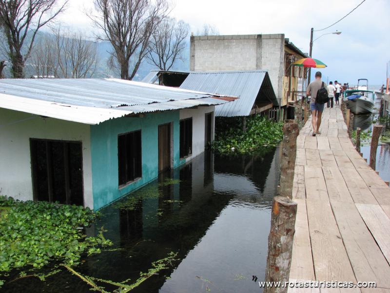 Efeitos da subida das águas do lago Atitlán na baixa de San Juan La Laguna