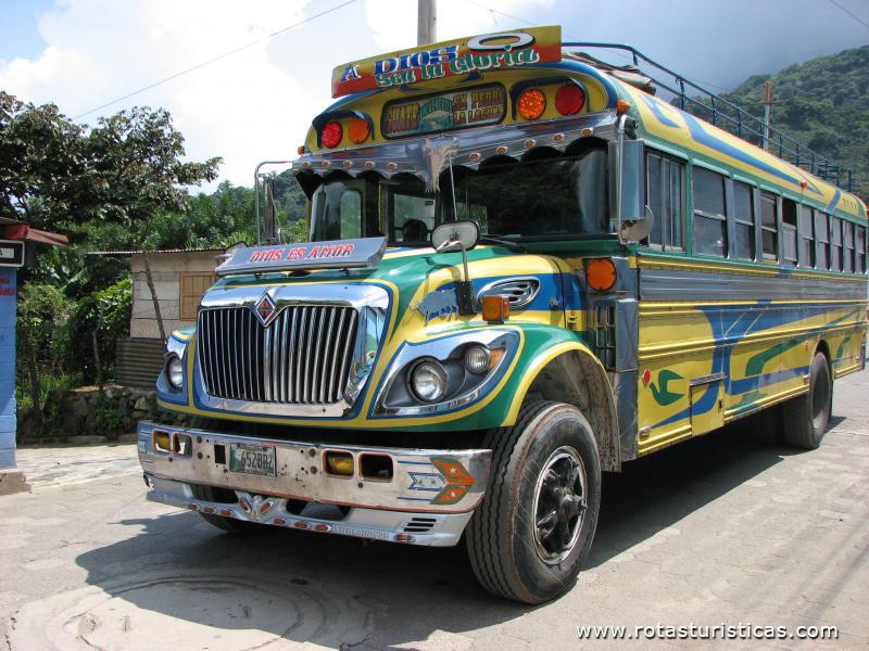 Chicken Bus,  em San Juan La Laguna