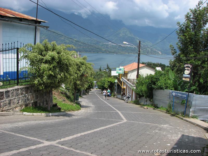 Vista de rua, em San Juan La Laguna
