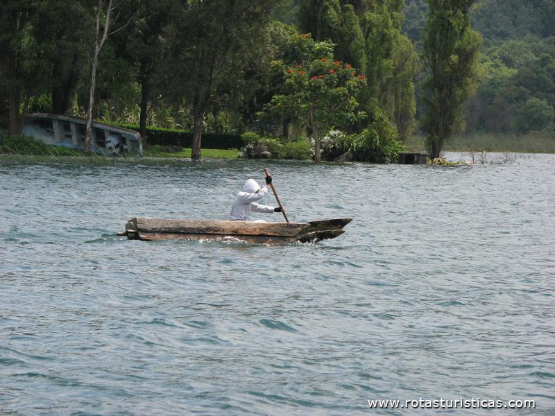 Pescador  em barcaça no lago Atitlán