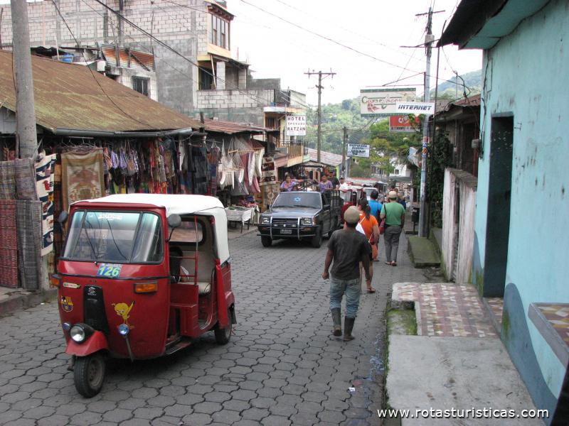 Vista de rua em Santiago de Atitlán