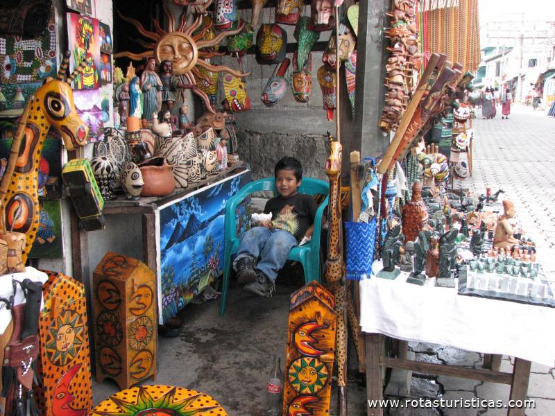 Puto a comer o meu coco, em loja de artesanato, em Santiago de Atitlán