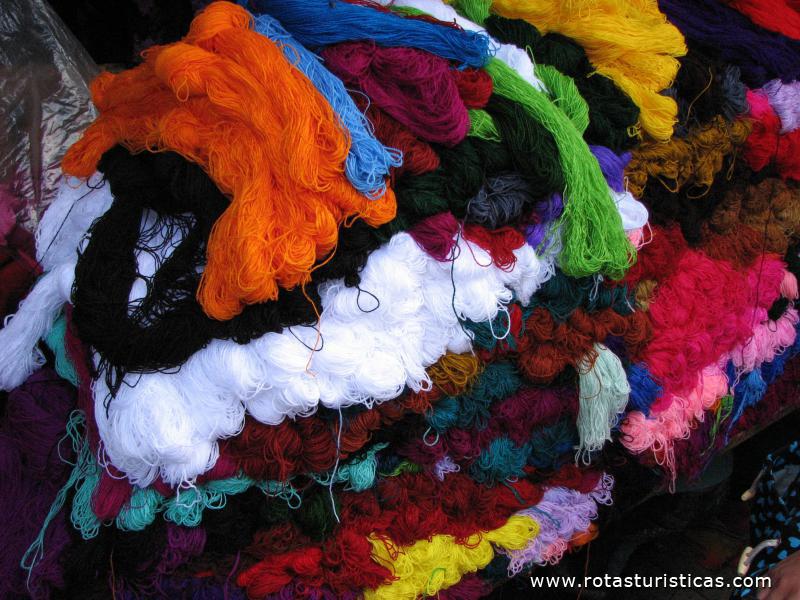 Meadas de lã colorida à venda na feira de Chichicastenango. As cores enchem a feira de vida!