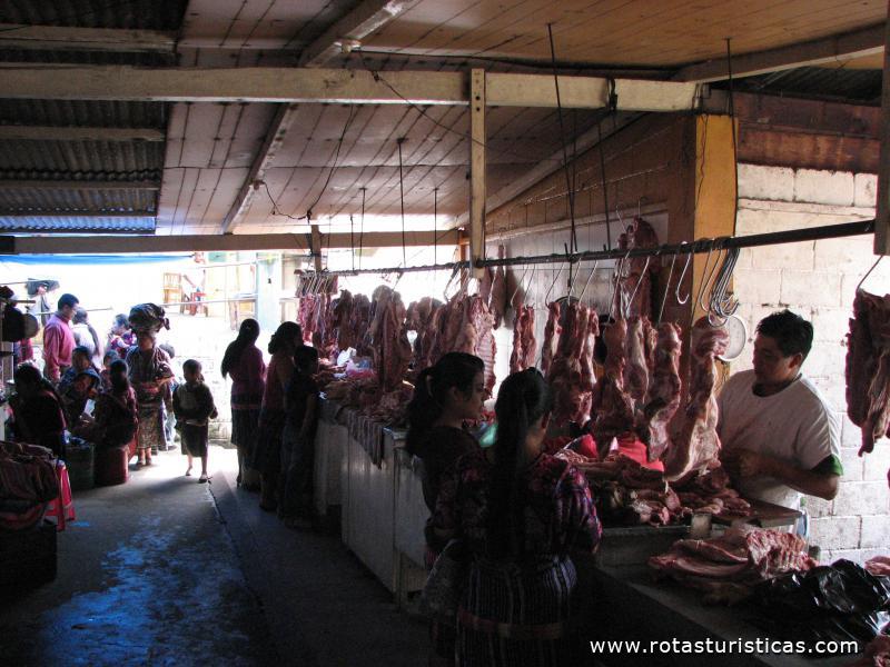 Zona de venda de carne na feira de Chichicastenango; frigoríficos e ASAE ainda não chegaram lá