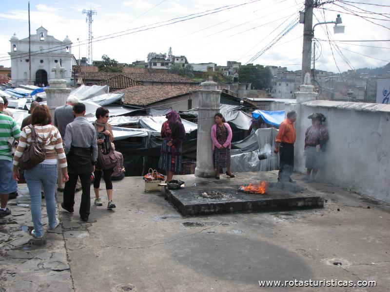Ritual ao cimo da escada ria da Igreja de São Domingo com a Igreja de São Tomás em frente à esquerda
