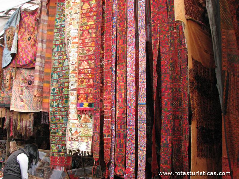 Tecelagens típicas em loja da feira de Chichicastenango