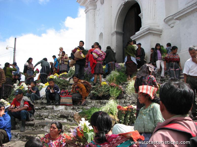 Escadaria da Igreja de São Tomás repleta de gente na feira de Chichicastenango, é usual isto acontecer.