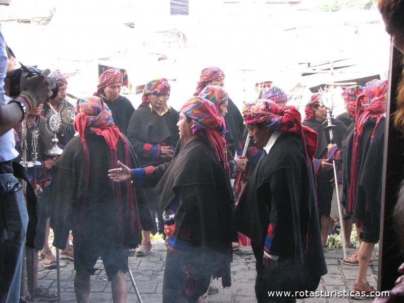 Ritual religioso na entrada da Igreja de São Tomás 