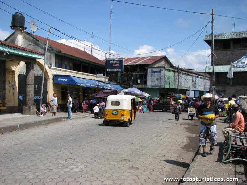 Vista de rua junto ao centro de Santiago de Atitlán