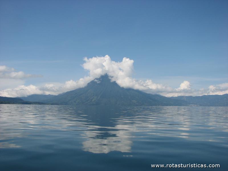 Vulcão San Pedro visto do meio do lago Atitlán