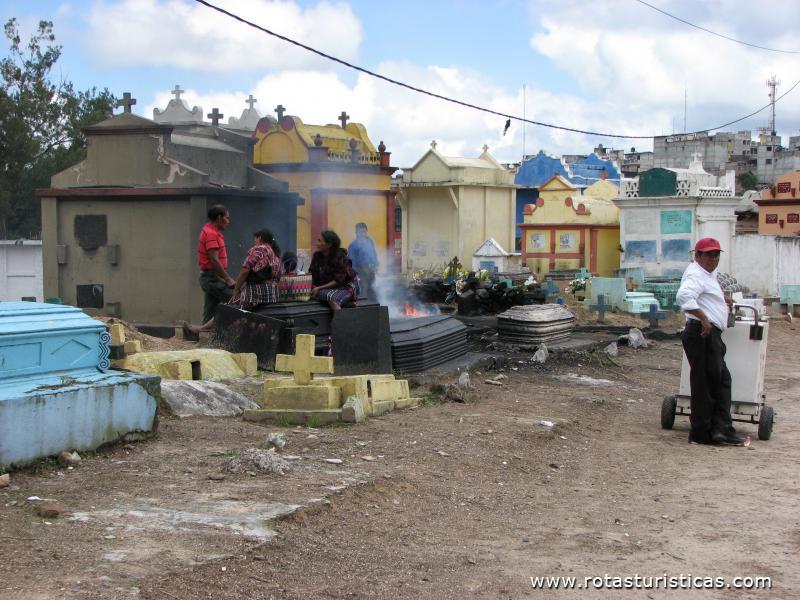 Ritual no cemitério de Chichicastenango (queimavam coisas em qualquer lado)