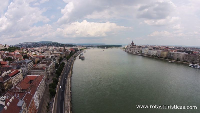 Vista Aérea de Budapeste e do Rio Danúbio