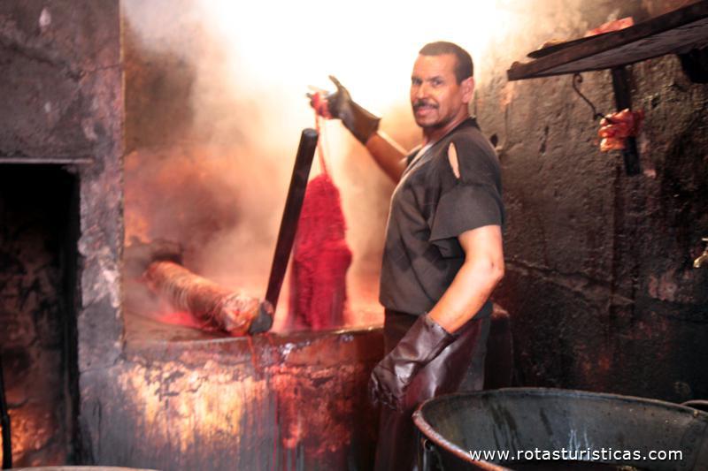 Tintureiros na zona histórica de Marrakech