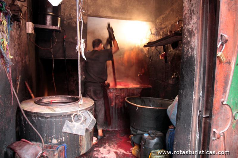 Tintureiros na zona histórica de Marrakech