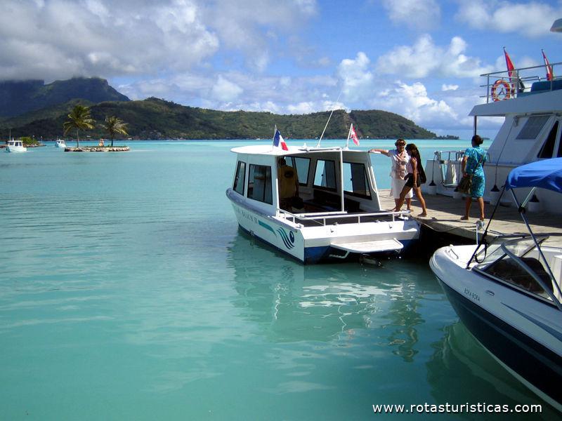 Apanhando o barco para o atol Tevairoa