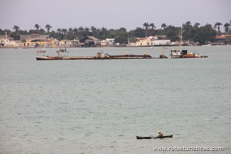 Barcos afundados na baía de São Tomé