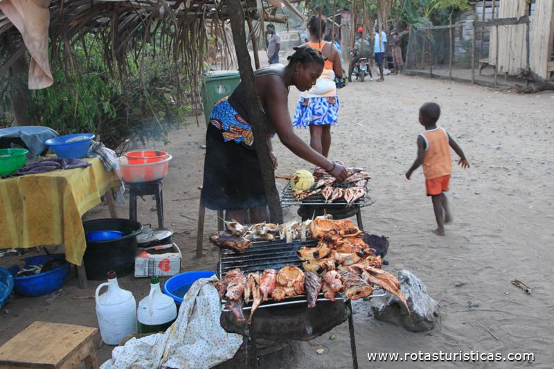 Vendedoras de peixe assado, praia Micolo