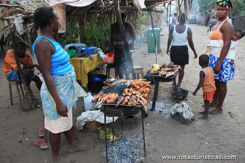 Vendedoras de peixe assado, praia Micolo
