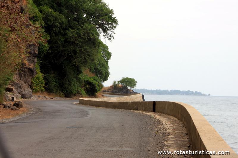 Estrada bordeando o mar na costa norte de São Tomé
