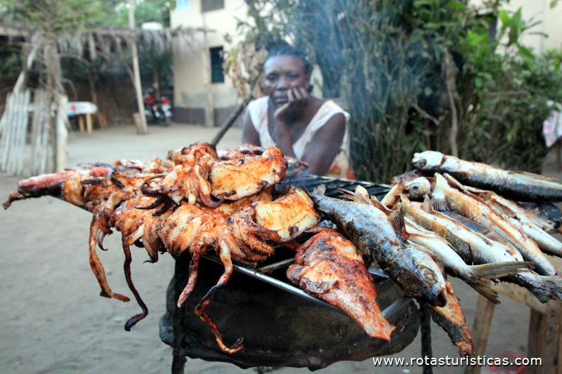 Vendedoras de peixe assado, praia Micolo