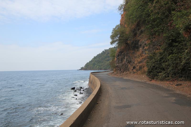 Estrada bordeando o mar na costa norte de São Tomé