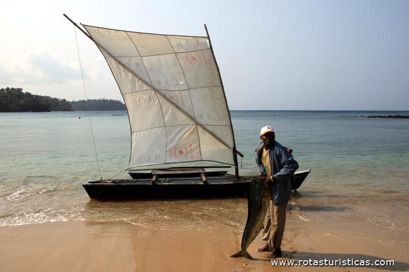 Pescadores de Santana mostrando a sua pescaria