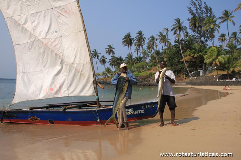 Pescadores de Santana mostrando a sua pescaria
