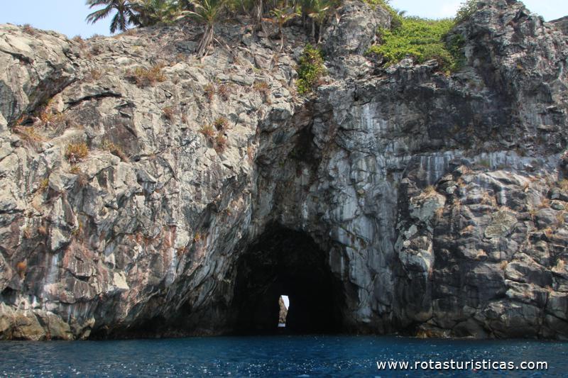 Entrada da gruta do Ilheu de Santana