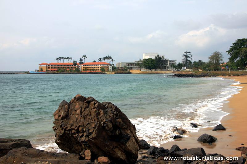 Marginal e praia da Cidade de São Tomé