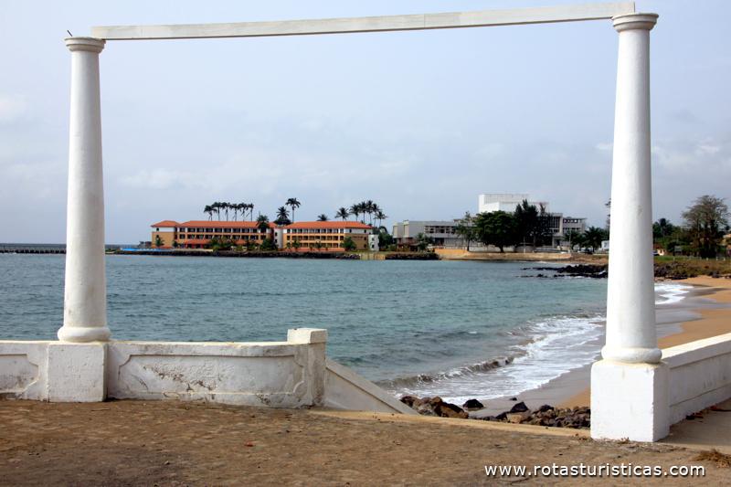Marginal e praia da Cidade de São Tomé